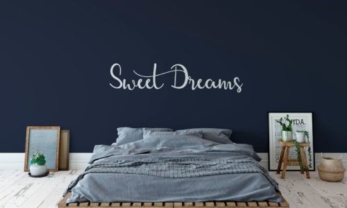 Vẽ tranh tường phòng ngủ đơn giản với câu quotes đơn giản và ý nghĩa