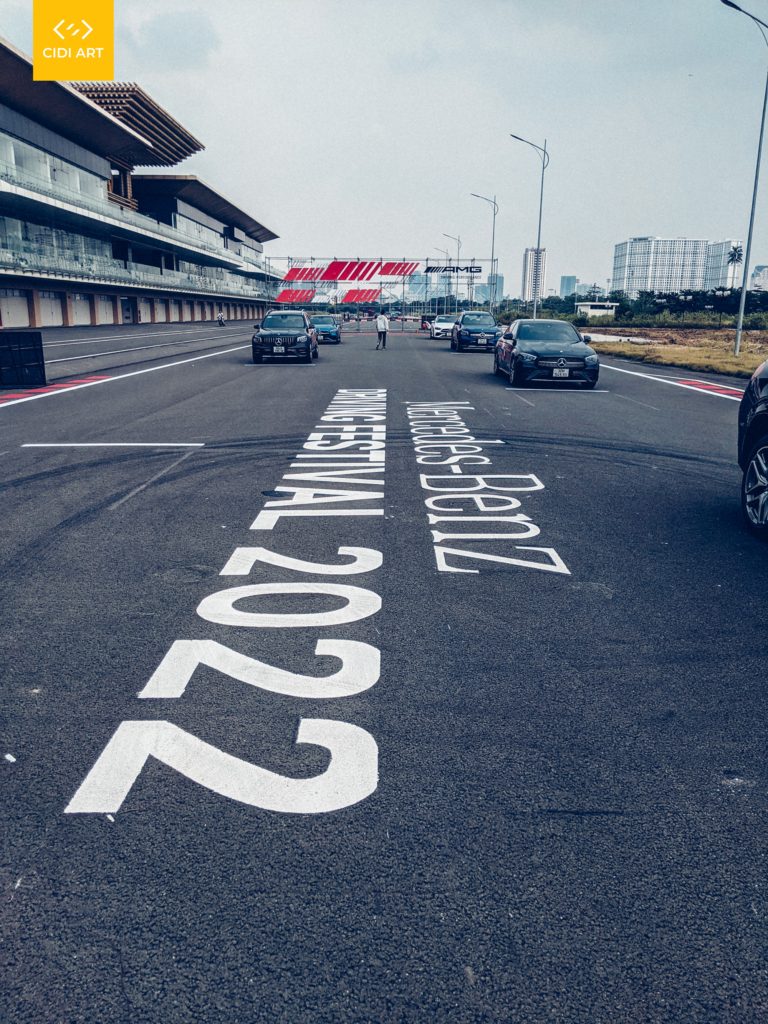 Vẽ tranh trang trí đường đua F1 - Sự kiện Mercedes-Benz tại đường đua F1 Hà Nội 11 Vẽ tranh trang trí đường đua F1 – Sự kiện Mercedes-Benz tại đường đua F1 Hà Nội
