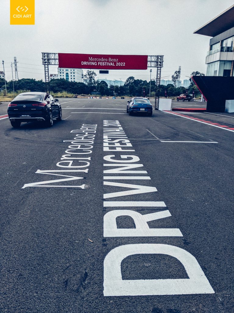 Vẽ tranh trang trí đường đua F1 - Sự kiện Mercedes-Benz tại đường đua F1 Hà Nội 8 Vẽ tranh trang trí đường đua F1 – Sự kiện Mercedes-Benz tại đường đua F1 Hà Nội