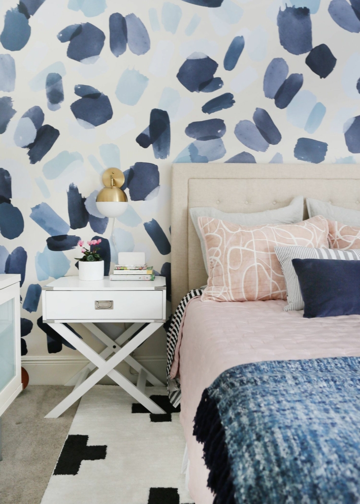 Tự vẽ tranh tường phòng ngủ với hoạ tiết, hoa văn đơn giản