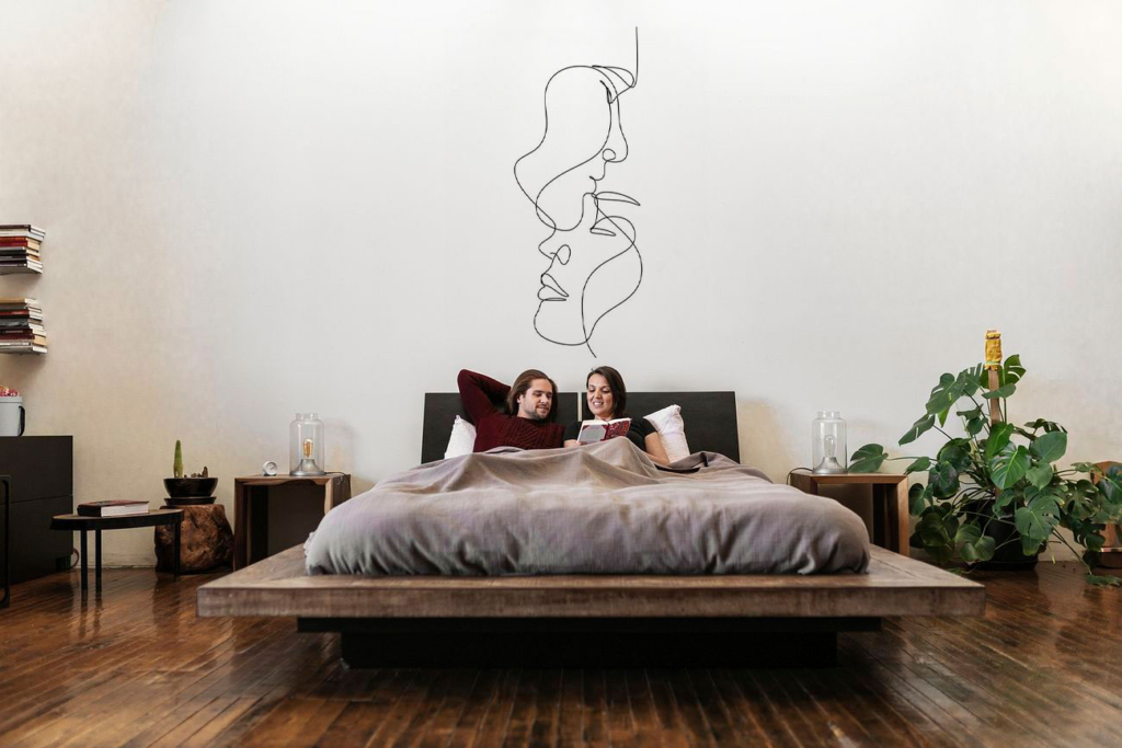 Tranh tường phòng ngủ với hình ảnh cặp đôi